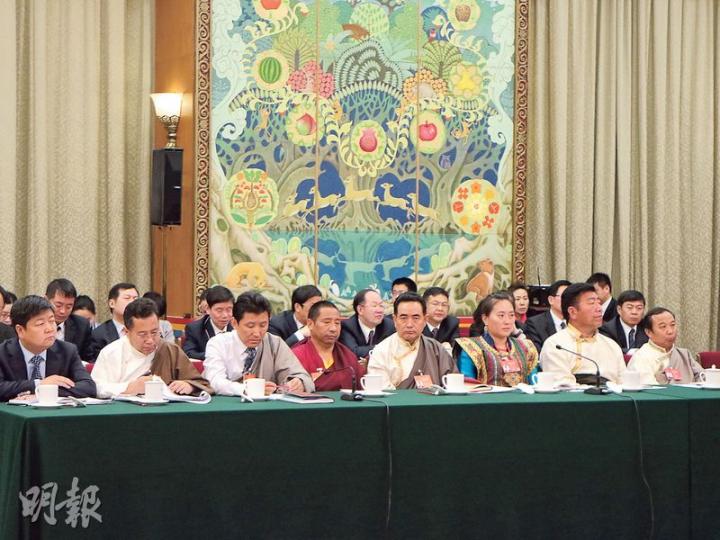 昨日的西藏團的全體會議在人民大會堂西藏廳舉行,牆上裝飾有精美的壁畫。西藏廳共有7幅壁畫,包括《望果節》(圖)、《雅吉布》、《扎西德勒:歡樂的藏曆年》、《西藏的新生》等。(明報記者攝) 昨日的西藏團的全體會議在人民大會堂西藏廳舉行,牆上裝飾有精美的壁畫。西藏廳共有7幅壁畫,包括《望果節》(圖)、《雅吉布》、《扎西德勒:歡樂的藏曆年》、《西藏的新生》等。(明報記者攝)
