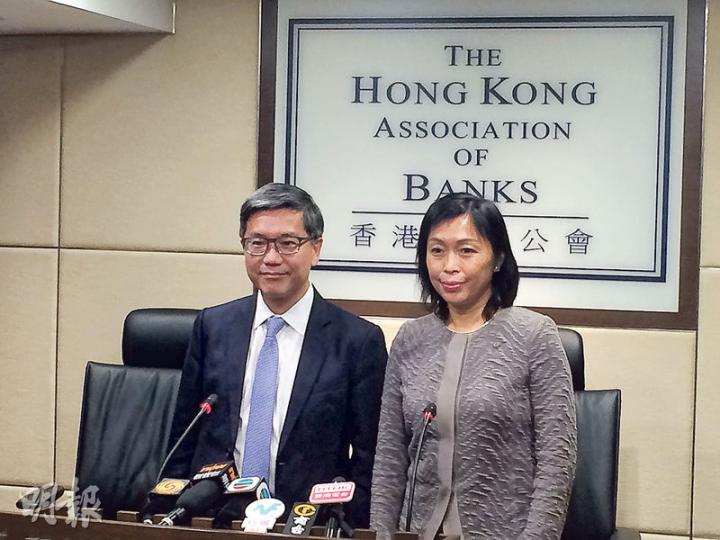 金管局副總裁阮國恒(左)表示,雖然本港流動性充裕,但美國若加息,香港銀行同業拆息亦會跟隨上升,市民若置業應加倍留意。旁為署理銀行公會主席龔楊恩慈。(廖毅然攝) 金管局副總裁阮國恒(左)表示,雖然本港流動性充裕,但美國若加息,香港銀行同業拆息亦會跟隨上升,市民若置業應加倍留意。旁為署理銀行公會主席龔楊恩慈。(廖毅然攝)