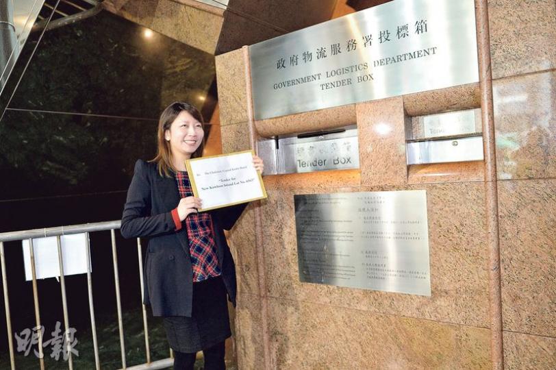 啟德地續獲中資追捧,萬科置業(香港)昨日亦派代表遞交啟德住宅地皮標書,但未有透露是否獨資競投。(蘇智鑫攝) 啟德地續獲中資追捧,萬科置業(香港)昨日亦派代表遞交啟德住宅地皮標書,但未有透露是否獨資競投。(蘇智鑫攝)