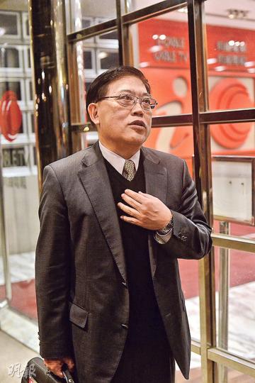 趙應春昨表示,集團已聘請財務及法律顧問評估及給予可行方案,預料3周後有報告。他稱現時是否不續牌或減人手等「樣樣都是估」,要等最終研究報告建議及方案才有決定。(馮凱鍵攝)吳天海昨午約4時30分抵荃灣有線電視大樓,未有回應記者查詢。(馮凱鍵攝)有線寬頻母公司九倉前日公布將停止注資,有線收費台及旗下尚未開台的奇妙電視前景未明。有新聞部員工透露,昨日編採工作如常,高層會議後,員工有追問會議內容,但未見氣氛有異。(馮凱鍵攝) 趙應春昨表示,集團已聘請財務及法律顧問評估及給予可行方案,預料3周後有報告。他稱現時是否不續牌或減人手等「樣樣都是估」,要等最終研究報告建議及方案才有決定。(馮凱鍵攝)吳天海昨午約4時30分抵荃灣有線電視大樓,未有回應記者查詢。(馮凱鍵攝)有線寬頻母公司九倉前日公布將停止注資,有線收費台及旗下尚未開台的奇妙電視前景未明。有新聞部員工透露,昨日編採工作如常,高層會議後,員工有追問會議內容,但未見氣氛有異。(馮凱鍵攝)