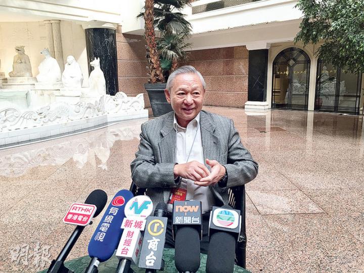 前保安局長、港區人大代表李少光昨在北京接受傳媒訪問時談及七警案,認為警務處長盧偉聰毋須為此案道歉。(何曉勤攝) 前保安局長、港區人大代表李少光昨在北京接受傳媒訪問時談及七警案,認為警務處長盧偉聰毋須為此案道歉。(何曉勤攝)