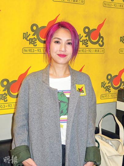 楊千嬅笑言被陳逸寧突然爆粗嚇到尖叫得似中槍一樣。(攝影鎅O者﹕楊安莉)陳逸寧承認錯口爆粗,並向聽眾道歉。(攝影鎅O者﹕楊安莉) 楊千嬅笑言被陳逸寧突然爆粗嚇到尖叫得似中槍一樣。(攝影鎅O者﹕楊安莉)陳逸寧承認錯口爆粗,並向聽眾道歉。(攝影鎅O者﹕楊安莉)