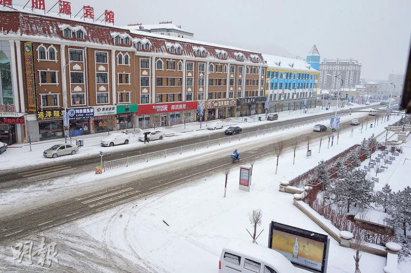 在崇禮縣新街,不少酒店、餐廳拔地而起,還有很多仍在興建中,但人氣略欠。(明報記者攝) 在崇禮縣新街,不少酒店、餐廳拔地而起,還有很多仍在興建中,但人氣略欠。(明報記者攝)