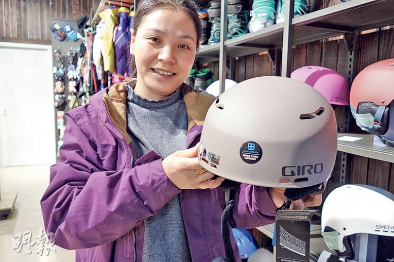 習近平去過的滑雪用品店,店員拿起習問過價的同款頭盔,稱給習看過那個被總公司要求送返北京展覽。(明報記者攝) 習近平去過的滑雪用品店,店員拿起習問過價的同款頭盔,稱給習看過那個被總公司要求送返北京展覽。(明報記者攝)