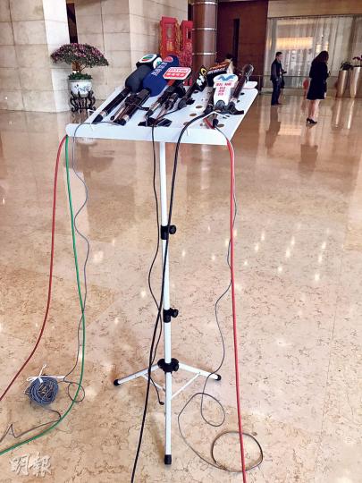 淘寶來的樂譜架擔任放咪高峰的重任,為記者也省不少力氣。(明報記者攝) 淘寶來的樂譜架擔任放咪高峰的重任,為記者也省不少力氣。(明報記者攝)