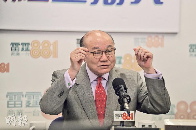 特首候選人胡國興(圖)昨接受商台訪問,指每一次選舉都有很多傳言,不過選舉最美麗的地方就是「投暗票」,認為暗票很重要,因為沒有人會知道結果。他亦說,只要努力過,怎樣都會有得着,就如考試即使不及格,都會得到經驗。(李紹昌攝) 特首候選人胡國興(圖)昨接受商台訪問,指每一次選舉都有很多傳言,不過選舉最美麗的地方就是「投暗票」,認為暗票很重要,因為沒有人會知道結果。他亦說,只要努力過,怎樣都會有得着,就如考試即使不及格,都會得到經驗。(李紹昌攝)