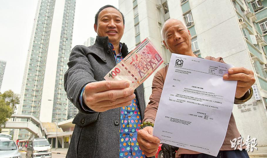 逾30年樓齡的大型屋苑沙田第一城,若成為強制驗樓計劃目標樓宇,全屋苑要同步維修,工程費很大可能要逾億元,於是該屋苑法團推出3招——主動出擊,分拆工程,預早儲錢。沙田第一城業主委員會主席黃嘉榮(左)指出,各住戶每月只需付100多元,即可初步應付強制驗樓計劃所需的維修費用,首期大廈維修工程最快今年中施工。副主席朱潤林(右)指出,商場驗樓維修工程已率先完成。(黃志東攝) 逾30年樓齡的大型屋苑沙田第一城,若成為強制驗樓計劃目標樓宇,全屋苑要同步維修,工程費很大可能要逾億元,於是該屋苑法團推出3招——主動出擊,分拆工程,預早儲錢。沙田第一城業主委員會主席黃嘉榮(左)指出,各住戶每月只需付100多元,即可初步應付強制驗樓計劃所需的維修費用,首期大廈維修工程最快今年中施工。副主席朱潤林(右)指出,商場驗樓維修工程已率先完成。(黃志東攝)