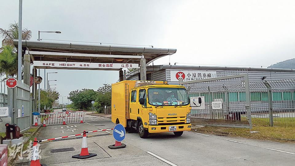 於約8米高工作台墮下的燒焊工人被證實當場死亡,遺體由仵工舁送殮房。(鍾炳然攝) 於約8米高工作台墮下的燒焊工人被證實當場死亡,遺體由仵工舁送殮房。(鍾炳然攝)