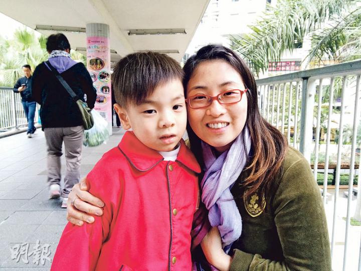 勞太(右)說,吸收過長子偏食的經驗後,現已十分小心處理次女和幼子峻杰(左)的飲食。峻杰說,最喜歡吃生菜和西瓜,亦喜歡吃快餐店的雞塊。(植敏欣攝) 勞太(右)說,吸收過長子偏食的經驗後,現已十分小心處理次女和幼子峻杰(左)的飲食。峻杰說,最喜歡吃生菜和西瓜,亦喜歡吃快餐店的雞塊。(植敏欣攝)