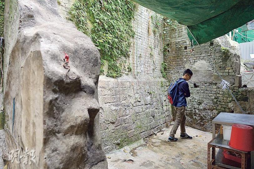 位於中環閣麟街的百年民房磚牆遺址,過去因市建局不肯原址保育,引起保育團體不滿。市建局現提出原址保留約20米較完整的磚石構件,並會重置昔日「背靠背」樓房的模樣。(鄧宗弘攝) 位於中環閣麟街的百年民房磚牆遺址,過去因市建局不肯原址保育,引起保育團體不滿。市建局現提出原址保留約20米較完整的磚石構件,並會重置昔日「背靠背」樓房的模樣。(鄧宗弘攝)