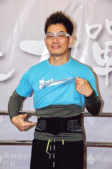 任賢齊早前參加越野賽車遇意外傷及腰部,故昨日戴上腰封上陣。(攝影:鍾偉茵) 任賢齊早前參加越野賽車遇意外傷及腰部,故昨日戴上腰封上陣。(攝影:鍾偉茵)