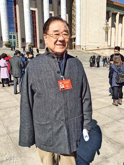 77歲的著名歌唱家金鐵霖成為眾人「獵物」，爭相與他合照。（明報記者攝）名畫家李延聲昨日心情很好，不斷應記者的要求合照。（明報記者攝）