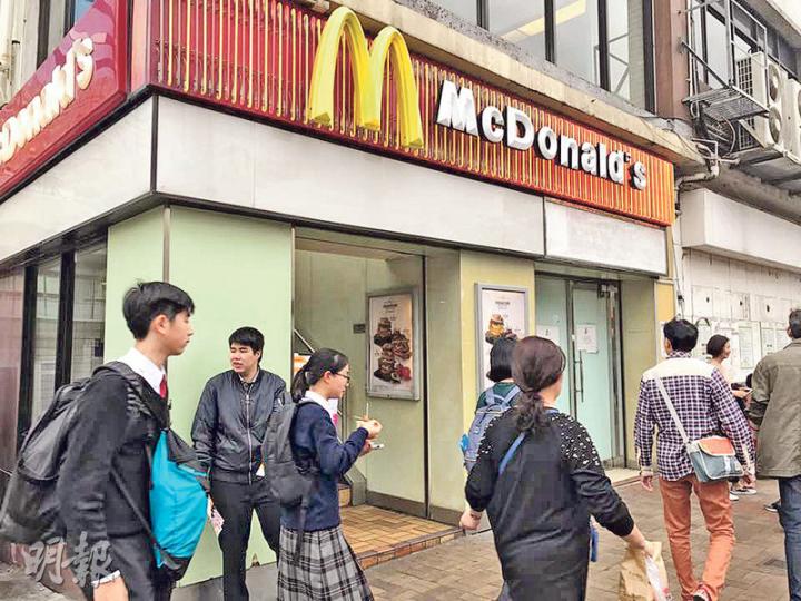 迄立於觀塘裕民坊近40年的麥當勞分店，一直是區內地標之一，麥當勞回應稱該店將撤出裕民坊，惟未有確實日期。（林尚民攝）
