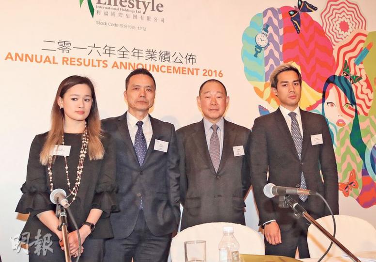 利福主席劉鑾鴻（右二）表示，雖然內地訪港旅客止跌回升，但本地消費力仍然疲弱，預期今年本港零售市道繼續「打橫行」。圖左起為劉鑾鴻長女兼集團執行董事劉今蟾、財務總監潘福全、劉鑾鴻及其幼子兼集團執行董事劉今晨。（曾憲宗攝）