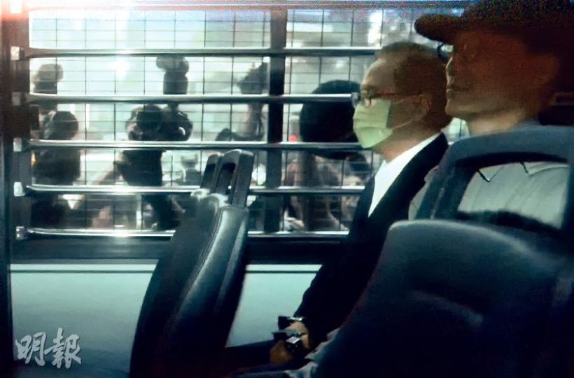 曾蔭權（靠窗者）昨由囚車押送往法院，他戴上口罩，身穿西裝但沒結煲呔，全程閉起雙眼。（鍾林枝攝）