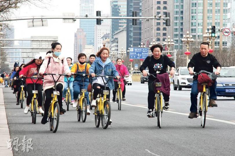 內地掀起共享單車熱潮，以本報記者所見，北京路面的單車中，共享單車多達95%。（明報記者攝）