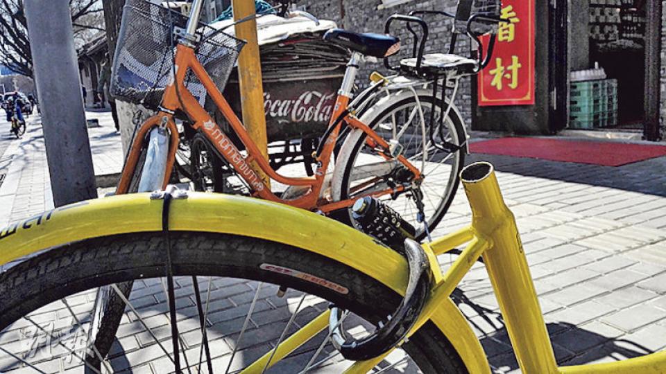 共享單車的損毁、亂停放等問題叢生，圖中的單車就被人拔走座墊。（明報記者攝）