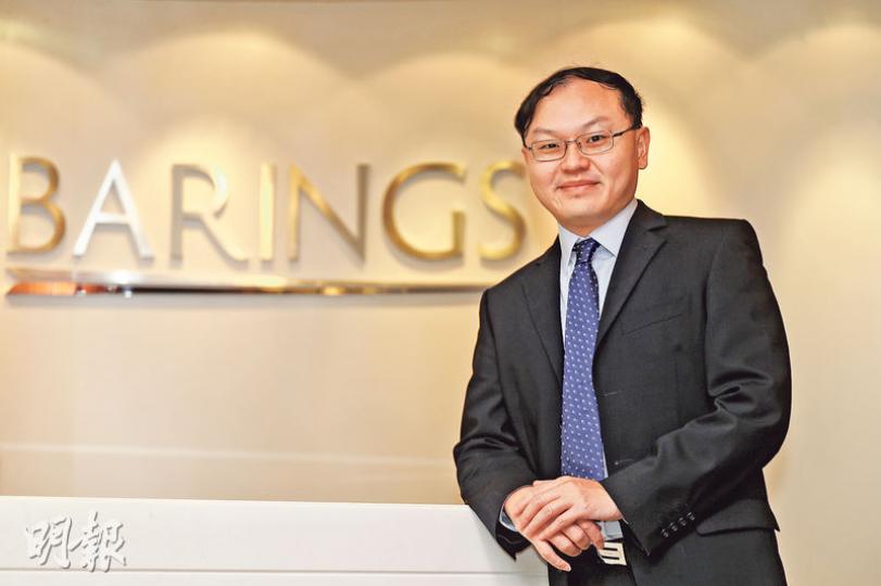 霸菱方偉昌（圖）稱，相信北水對中小企的興趣會逐漸擴闊，由現時限於對汽車、房地產、TMT（即科技、媒體和電訊），擴大到港股的新經濟行業中。左圖為內地股民。（郭慶輝攝）