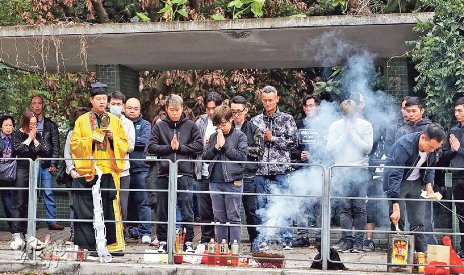37歲死者郭原生的親友昨午由道士帶領，攜同祭品到車禍現場拜祭及招魂。（曾憲宗攝）有家屬拜祭期間傷心過度，要由親友攙扶。（曾憲宗攝）