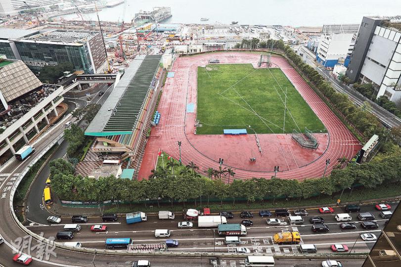 特首梁振英最後一份施政報告提出改建灣仔運動場（圖）作綜合發展，計劃提供會展及康體設施，多名灣仔區議員昨批評政府的諮詢文件粗疏，在席官員答覆空洞，難與政府討論。（李紹昌攝）