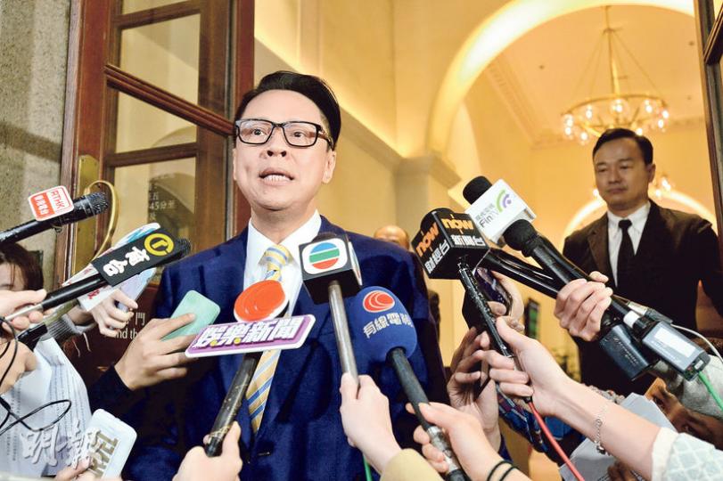 商台首席智囊陳志雲（左）任職無綫電視業務總經理期間，被指「秘撈」取酬演出奧海城除夕倒數活動的《志雲飯局》環節，他與前經理人叢培崑前年12月被裁定串謀代理人接受利益罪成。兩人上訴至終審法院，昨獲判上訴得直，撤銷定罪。圖右為陪同陳到庭的藝人王喜。（楊柏賢攝）叢培崑（楊柏賢攝）