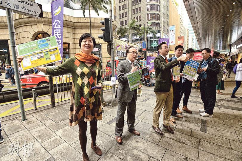 公民黨昨於中環呼籲市民參與特首選舉民間投票，對於公投反應冷淡，該黨執委余若薇（左一）表示，公投參與人數固然愈多愈好，但3萬人投票的聲音，已比千多名選委大。圖左起為余若薇、主席梁家傑、黨魁楊岳橋和議員譚文豪。（楊柏賢攝）
