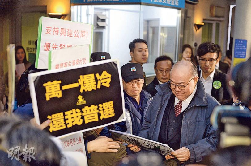 社民連、人民力量及橫洲綠化帶發展關注組等團體於昨黃昏到無綫電視城門外示威，3名候選人到門口接收印有橫洲規劃的請願信，胡國興（右一）更接收了「還我普選」的示威牌。（曾憲宗攝）3候選人可帶同競選團隊到論壇，他們被安排坐在錄影廠後方，林鄭月娥團隊成員盛智文（前排中）、查史美倫（次排右）及戴健文（第三排中）齊齊做觀眾。（鍾林枝攝）曾俊華（左）昨晚在論壇後準備上車離開電視城時，與太太曾黃蓮華（右）停下讓記者拍攝。被問到是否滿意丈夫表現時，曾太指劃100分的手勢，以示支持丈夫。（鍾林枝攝）