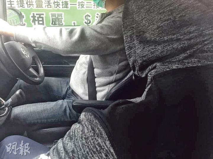 被告張悅海（背鏡頭者）作供時曾稱是前同事利誘他做「鬼機iPhone」，但又說該前同事向他詢問何謂「鬼機」，裁判官認為被告證供是一派胡言，前後矛盾。（曾駿豪攝）