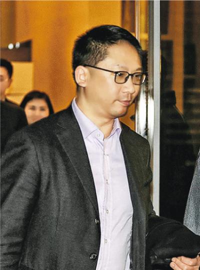 剛完成訪京行程的律政司長袁國強昨表示，雙方對一地兩檢方案有共識，方案不會「增加旅客的法律責任或減低法律權利」，相信短期內可向社會交代具體方案。（郭慶輝攝）