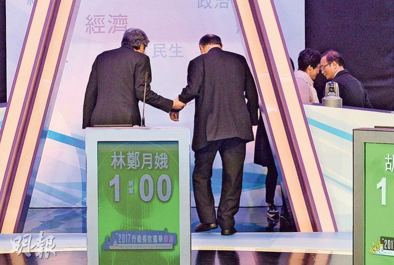 論壇前主辦單位安排傳媒攝影環節，3人拍攝完畢後，林鄭月娥（右）、胡國興（中）及曾俊華（左）依次返回後台，曾俊華一度伸手扶着71歲的胡官下台階。（鍾林枝攝）