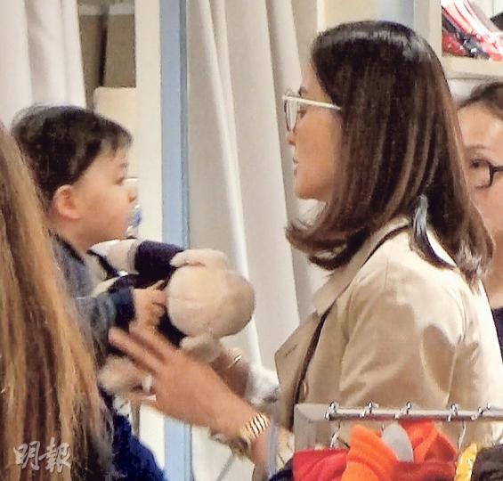 周汶錡幫手囝囝,Jacques終於乖乖放手交還公仔。(攝影鎅O者﹕劉永銳)快將做哥哥的Jacques玩得好開心。(攝影鎅O者﹕劉永銳)Jacques咬着奶嘴攬實店內的狗狗公仔四處跑,超可愛。(攝影鎅O者﹕劉永銳)周汶錡見到記者友善地揮手。(攝影/記者﹕劉永銳)腹大便便的周汶錡昨日到銅鑼灣逛童裝店,主攻B女衫,看來今胎佗B女的機會甚大。(攝影/記者﹕劉永銳) 周汶錡幫手囝囝,Jacques終於乖乖放手交還公仔。(攝影鎅O者﹕劉永銳)快將做哥哥的Jacques玩得好開心。(攝影鎅O者﹕劉永銳)Jacques咬着奶嘴攬實店內的狗狗公仔四處跑,超可愛。(攝影鎅O者﹕劉永銳)周汶錡見到記者友善地揮手。(攝影/記者﹕劉永銳)腹大便便的周汶錡昨日到銅鑼灣逛童裝店,主攻B女衫,看來今胎佗B女的機會甚大。(攝影/記者﹕劉永銳)