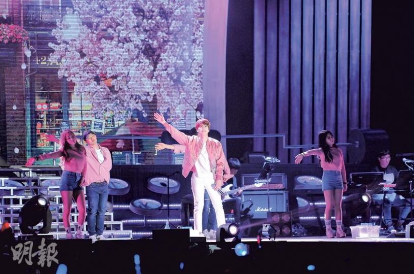 Super Junior成員圭賢入伍前最後一次在港舉行演唱會。(攝影鎅O者:林祖傑)圭賢唱了多首國粵語歌曲。(攝影鎅O者:林祖傑)圭賢施展渾身解數冧港迷。(攝影鎅O者:林祖傑)圭賢在演唱會上換了不同造型。(攝影鎅O者:林祖傑) Super Junior成員圭賢入伍前最後一次在港舉行演唱會。(攝影鎅O者:林祖傑)圭賢唱了多首國粵語歌曲。(攝影鎅O者:林祖傑)圭賢施展渾身解數冧港迷。(攝影鎅O者:林祖傑)圭賢在演唱會上換了不同造型。(攝影鎅O者:林祖傑)