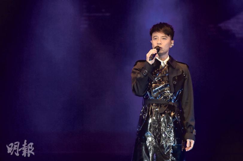 李克勤自言戰衣很貴,而且似垃圾膠袋。(攝影:鍾偉茵)韓國男團B1A4擔任表演嘉賓。(攝影:鍾偉茵)李克勤的戰衣相當潮,原來出自太太盧淑儀手筆。(攝影:鍾偉茵) 李克勤自言戰衣很貴,而且似垃圾膠袋。(攝影:鍾偉茵)韓國男團B1A4擔任表演嘉賓。(攝影:鍾偉茵)李克勤的戰衣相當潮,原來出自太太盧淑儀手筆。(攝影:鍾偉茵)