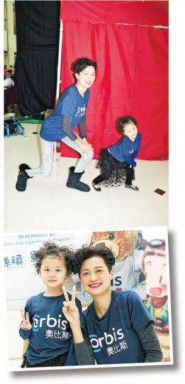 羅敏莊的4歲女兒陳禛面對鏡頭一點也不害羞,跟媽咪擺出同一個甫士。(攝影:梁迺楠) 羅敏莊的4歲女兒陳禛面對鏡頭一點也不害羞,跟媽咪擺出同一個甫士。(攝影:梁迺楠)