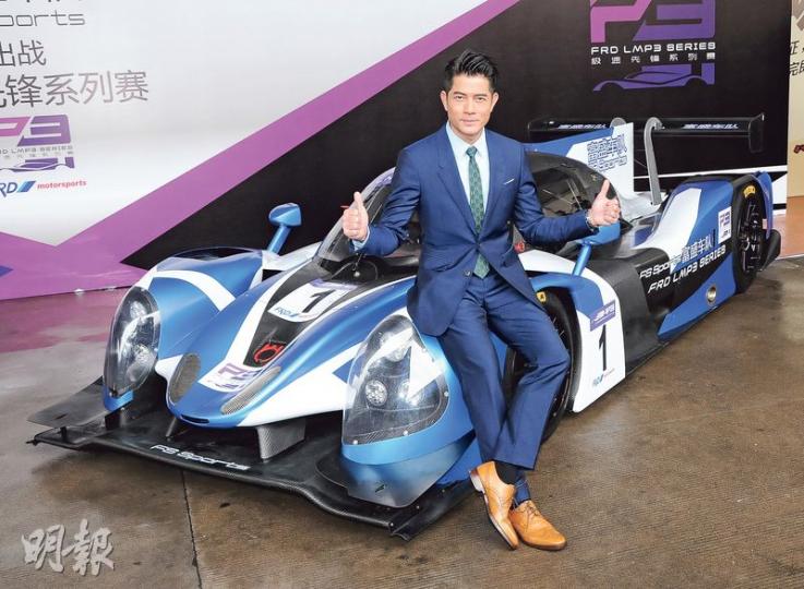郭富城講完車隊又講自己的終身大事,笑言﹕「開枝散葉都好重要,plan緊,plan緊。」(攝影/記者﹕林祖傑)郭富城與車隊中的年輕車手合照。(攝影/記者﹕林祖傑)郭富城創立「富盛車隊」,希望5月車隊出賽時,女友方媛能一起見證。(攝影/記者﹕林祖傑)城城昨日冒雨抵達珠海國際賽車場。(攝影/記者﹕林祖傑) 郭富城講完車隊又講自己的終身大事,笑言﹕「開枝散葉都好重要,plan緊,plan緊。」(攝影/記者﹕林祖傑)郭富城與車隊中的年輕車手合照。(攝影/記者﹕林祖傑)郭富城創立「富盛車隊」,希望5月車隊出賽時,女友方媛能一起見證。(攝影/記者﹕林祖傑)城城昨日冒雨抵達珠海國際賽車場。(攝影/記者﹕林祖傑)