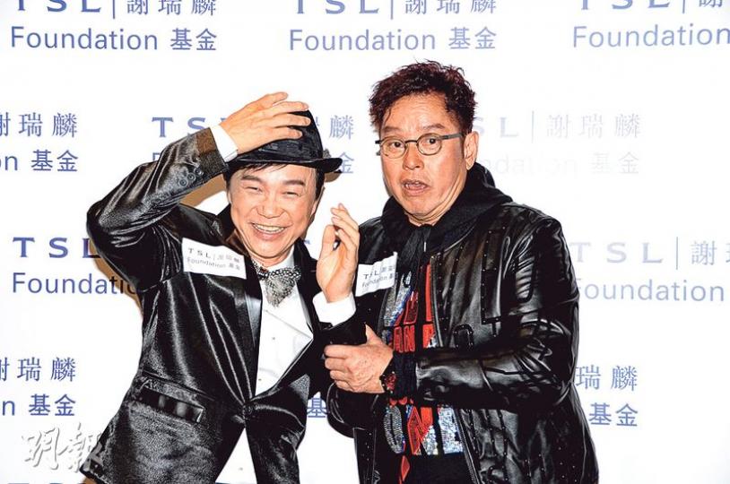 阿倫跟區瑞強合照時欲揭開對方的帽，笑言要「揭頂」。（攝影﹕鍾偉茵）