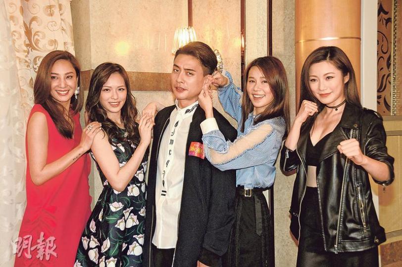 黃宗澤被鄭希怡(左一)、馮盈盈(左二)、黃翠如(右二)及楊柳青(右一)圍攻,其中更被翠如扭耳仔。(攝影/記者:梁榮達) 黃宗澤被鄭希怡(左一)、馮盈盈(左二)、黃翠如(右二)及楊柳青(右一)圍攻,其中更被翠如扭耳仔。(攝影/記者:梁榮達)