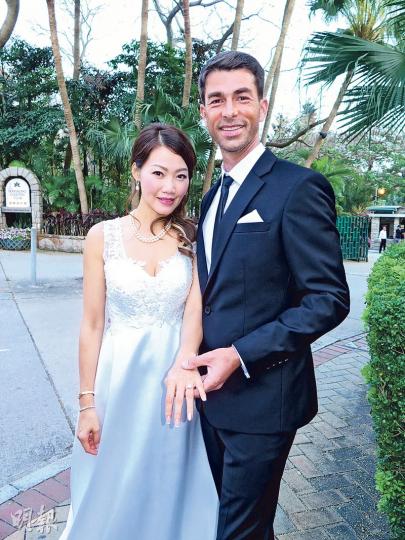 老公承諾永遠跟老婆做夢,江碧蕙肯定甜入心。(攝影/記者:林蘊兒)江碧蕙與老公應要求咀嘴。(攝影/記者:林蘊兒)江碧蕙將婚禮場地佈置成園林,恍如置身綠茵場上。(攝影/記者:林蘊兒) 老公承諾永遠跟老婆做夢,江碧蕙肯定甜入心。(攝影/記者:林蘊兒)江碧蕙與老公應要求咀嘴。(攝影/記者:林蘊兒)江碧蕙將婚禮場地佈置成園林,恍如置身綠茵場上。(攝影/記者:林蘊兒)