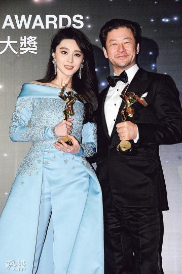 范冰冰與淺野忠信成為出爐影后、影帝,兩人互相祝賀及影合照。(攝影:鍾偉茵、孫華中)淺野忠信封影帝興奮握緊拳頭,表情誇張。(攝影:鍾偉茵、孫華中)范冰冰首次在《亞洲電影大獎》奪影后,開心得親吻獎座。(攝影:鍾偉茵、孫華中)范冰冰感謝導演馮小剛,並將影后獎送給他作生日禮物。(攝影:鍾偉茵、孫華中)鄭秀文一身白色中性打扮出席頒獎禮,型到爆。(攝影:鍾偉茵、孫華中)林雪獲得「最佳男配角」,未來會繼續做好這份工。(攝影:鍾偉茵、孫華中)文素利對於獲頒發「最佳女配角」感到驚喜。(攝影:鍾偉茵、孫華中)羅泓軫 范冰冰與淺野忠信成為出爐影后、影帝,兩人互相祝賀及影合照。(攝影:鍾偉茵、孫華中)淺野忠信封影帝興奮握緊拳頭,表情誇張。(攝影:鍾偉茵、孫華中)范冰冰首次在《亞洲電影大獎》奪影后,開心得親吻獎座。(攝影:鍾偉茵、孫華中)范冰冰感謝導演馮小剛,並將影后獎送給他作生日禮物。(攝影:鍾偉茵、孫華中)鄭秀文一身白色中性打扮出席頒獎禮,型到爆。(攝影:鍾偉茵、孫華中)林雪獲得「最佳男配角」,未來會繼續做好這份工。(攝影:鍾偉茵、孫華中)文素利對於獲頒發「最佳女配角」感到驚喜。(攝影:鍾偉茵、孫華中)羅泓軫