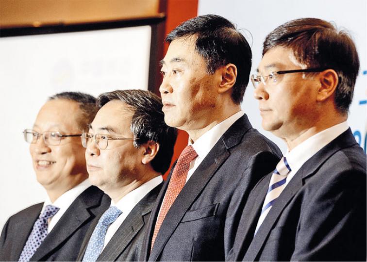 中移動集團董事長尚冰(左三)表示,為維持中移動於4G網絡領先優勢,宜保持適當的投資規模,但就強調中移動非「盲目投資」,投資前亦會評估。首席執行官李躍(右一)表示,預計於3項「提速降費」政策下,對集團今年的利潤影響達70億元人民幣。(劉焌陶攝) 中移動集團董事長尚冰(左三)表示,為維持中移動於4G網絡領先優勢,宜保持適當的投資規模,但就強調中移動非「盲目投資」,投資前亦會評估。首席執行官李躍(右一)表示,預計於3項「提速降費」政策下,對集團今年的利潤影響達70億元人民幣。(劉焌陶攝)