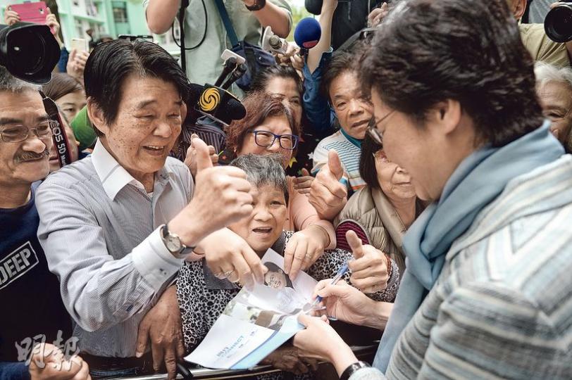 特首候選人林鄭月娥(右)昨前往天水圍與墟市團體會晤,閉門會議結束後,大批市民上前圍着林太向她索取簽名。(鍾林枝攝) 特首候選人林鄭月娥(右)昨前往天水圍與墟市團體會晤,閉門會議結束後,大批市民上前圍着林太向她索取簽名。(鍾林枝攝)