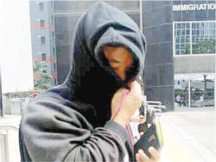 次被告譚伯軒(圖)在警誡下稱,他曾懷疑首被告陳麗萍欺騙事主,所以錄下多段和陳的對話保障自己。(楊英傑攝)代表首被告陳麗萍(圖)的大律師表示,未計事主的投資損失,被告尚拖欠事主逾380萬元,但她無力償還全部欠款。(楊英傑攝) 次被告譚伯軒(圖)在警誡下稱,他曾懷疑首被告陳麗萍欺騙事主,所以錄下多段和陳的對話保障自己。(楊英傑攝)代表首被告陳麗萍(圖)的大律師表示,未計事主的投資損失,被告尚拖欠事主逾380萬元,但她無力償還全部欠款。(楊英傑攝)