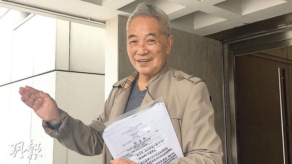 郭卓堅(圖)昨入稟控告總選舉事務主任黃思文,質疑他明知特首參選人林鄭月娥沒有連續居港20年,仍批准林鄭參選的決定。(凌沛恩攝) 郭卓堅(圖)昨入稟控告總選舉事務主任黃思文,質疑他明知特首參選人林鄭月娥沒有連續居港20年,仍批准林鄭參選的決定。(凌沛恩攝)