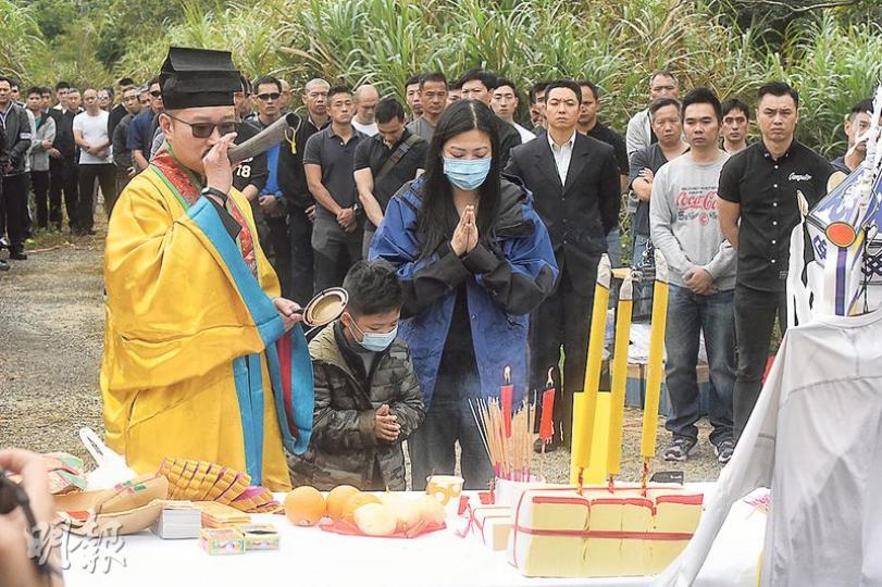 殉職消防總隊目邱少明的遺孀及6歲大兒子,昨日與一眾親友及邱的同袍到馬鞍山郊野公園,遙望吊手岩邱少明墮崖位置拜祭。圖為其遺孀(前排左三)與幼子(前排左二)在道教儀式中致祭。(鍾炳然攝)與邱少明認識20多年的李姓總隊目(前排左二),昨日在消防局悼念儀式中,難忍流下男兒落淚,到場的食物及衛生局長高永文(前排左一)握手安慰他。(馮凱鍵攝) 殉職消防總隊目邱少明的遺孀及6歲大兒子,昨日與一眾親友及邱的同袍到馬鞍山郊野公園,遙望吊手岩邱少明墮崖位置拜祭。圖為其遺孀(前排左三)與幼子(前排左二)在道教儀式中致祭。(鍾炳然攝)與邱少明認識20多年的李姓總隊目(前排左二),昨日在消防局悼念儀式中,難忍流下男兒落淚,到場的食物及衛生局長高永文(前排左一)握手安慰他。(馮凱鍵攝)