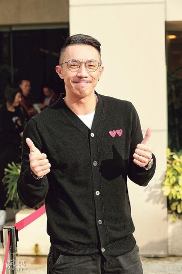 再次榮升老竇的張繼聰步出醫院向傳媒報喜,指自己負責剪臍帶,剪了3次才成功。(攝影﹕劉永銳)張繼聰準備好曲奇禮物及飲品派發給現場記者。(攝影﹕劉永銳) 再次榮升老竇的張繼聰步出醫院向傳媒報喜,指自己負責剪臍帶,剪了3次才成功。(攝影﹕劉永銳)張繼聰準備好曲奇禮物及飲品派發給現場記者。(攝影﹕劉永銳)