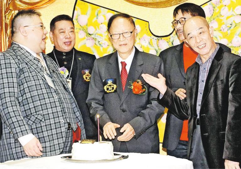 劉錫賢、吳孟達、李添勝賀鍾景輝80歲大壽,King Sir願望是身體健康。(攝影:鍾偉茵)學生們夾錢送「龍袍」作賀禮,劉兆銘(左)為King Sir(右)龍袍加身。(攝影:鍾偉茵)吳孟達與King Sir握手兼肉緊吻賀。(攝影:鍾偉茵)黃秋生(攝影:鍾偉茵)萬梓良與太太(攝影:鍾偉茵)謝君豪(左)、朱茵(右)(攝影:鍾偉茵)金興賢(左)、杜琪峯(中)、伍衛國(右)(攝影:鍾偉茵)姜大衛與太太李琳琳(攝影:鍾偉茵)王祖藍(攝影:鍾偉茵)張之珏與妹妹張寶之(攝影:鍾偉茵)陳寶珠、楊天經與太太(攝影: 劉錫賢、吳孟達、李添勝賀鍾景輝80歲大壽,King Sir願望是身體健康。(攝影:鍾偉茵)學生們夾錢送「龍袍」作賀禮,劉兆銘(左)為King Sir(右)龍袍加身。(攝影:鍾偉茵)吳孟達與King Sir握手兼肉緊吻賀。(攝影:鍾偉茵)黃秋生(攝影:鍾偉茵)萬梓良與太太(攝影:鍾偉茵)謝君豪(左)、朱茵(右)(攝影:鍾偉茵)金興賢(左)、杜琪峯(中)、伍衛國(右)(攝影:鍾偉茵)姜大衛與太太李琳琳(攝影:鍾偉茵)王祖藍(攝影:鍾偉茵)張之珏與妹妹張寶之(攝影:鍾偉茵)陳寶珠、楊天經與太太(攝影: