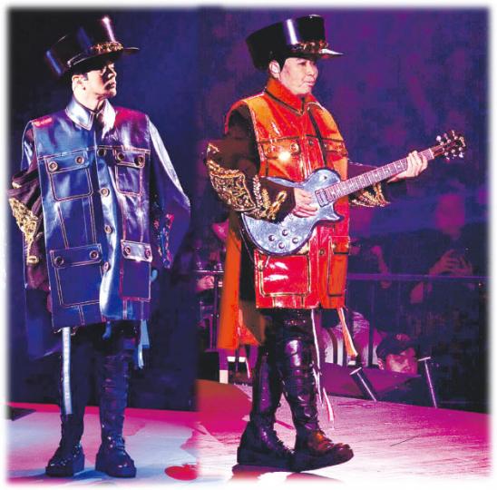達明一派昨晚舉行紅館演唱會,慶祝入行31周年紀念。(攝影:梁迺楠)達明在近30名打扮成紅衛兵的樂手伴隨下現身舞台。(攝影:梁迺楠)劉以達的髮型甚搞笑。(攝影:梁迺楠)一身黑天鵝打扮的何韻詩(右)跟黃耀明(左)合唱掀起其中一個高潮。(攝影:梁迺楠)達明大唱經典金曲。(攝影:梁迺楠)昨晚首場的入座率只有約7成。(攝影:梁迺楠)鍾楚紅(左)與俞琤(右)來捧達明場。(攝影:梁迺楠) 達明一派昨晚舉行紅館演唱會,慶祝入行31周年紀念。(攝影:梁迺楠)達明在近30名打扮成紅衛兵的樂手伴隨下現身舞台。(攝影:梁迺楠)劉以達的髮型甚搞笑。(攝影:梁迺楠)一身黑天鵝打扮的何韻詩(右)跟黃耀明(左)合唱掀起其中一個高潮。(攝影:梁迺楠)達明大唱經典金曲。(攝影:梁迺楠)昨晚首場的入座率只有約7成。(攝影:梁迺楠)鍾楚紅(左)與俞琤(右)來捧達明場。(攝影:梁迺楠)