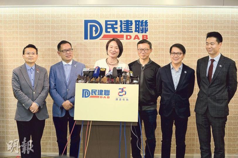 民建聯中委會昨晚開會討論特首選舉最終投票意向,主席李慧琼(左三)會後宣布,將向黨內逾百名選委推薦投票予候選人林鄭月娥。(鍾林枝攝) 民建聯中委會昨晚開會討論特首選舉最終投票意向,主席李慧琼(左三)會後宣布,將向黨內逾百名選委推薦投票予候選人林鄭月娥。(鍾林枝攝)