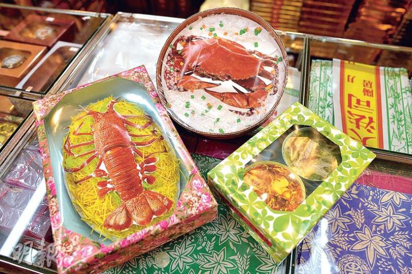 上環天就行今年在紙紮食品方面,推出3款新產品,迎合市民拜祭先人需要,包括圖左起的「龍蝦伊麵」、「籠仔蒸蟹飯」及「生菜魚肉拼碗仔翅」。負責人伍小姐表示不少人喜歡龍蝦伊麵和籠仔蒸蟹飯,而碗仔翅就平民化,市民為先人購買時有更多元選擇。(蘇智鑫攝) 上環天就行今年在紙紮食品方面,推出3款新產品,迎合市民拜祭先人需要,包括圖左起的「龍蝦伊麵」、「籠仔蒸蟹飯」及「生菜魚肉拼碗仔翅」。負責人伍小姐表示不少人喜歡龍蝦伊麵和籠仔蒸蟹飯,而碗仔翅就平民化,市民為先人購買時有更多元選擇。(蘇智鑫攝)