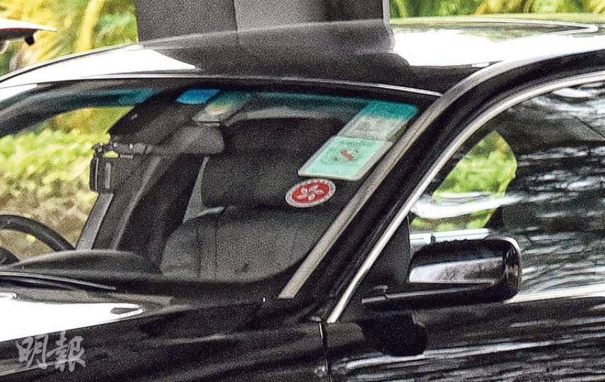 車禍中,警員到場調查發現司機不知所終,肇事寶馬被拖往車輛扣留中心等候進一步檢驗;但見寶馬擋風玻璃貼有香港特區區徽,未知是否合法。(蔡方山攝) 車禍中,警員到場調查發現司機不知所終,肇事寶馬被拖往車輛扣留中心等候進一步檢驗;但見寶馬擋風玻璃貼有香港特區區徽,未知是否合法。(蔡方山攝)